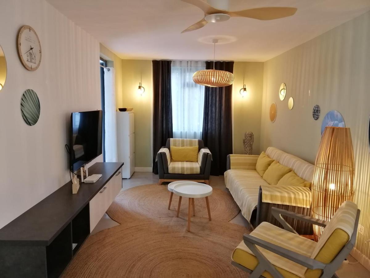 Les Cerisiers - Beach Apartment With Pool, Few Steps To The Beach Flic-en-Flacq Exteriör bild