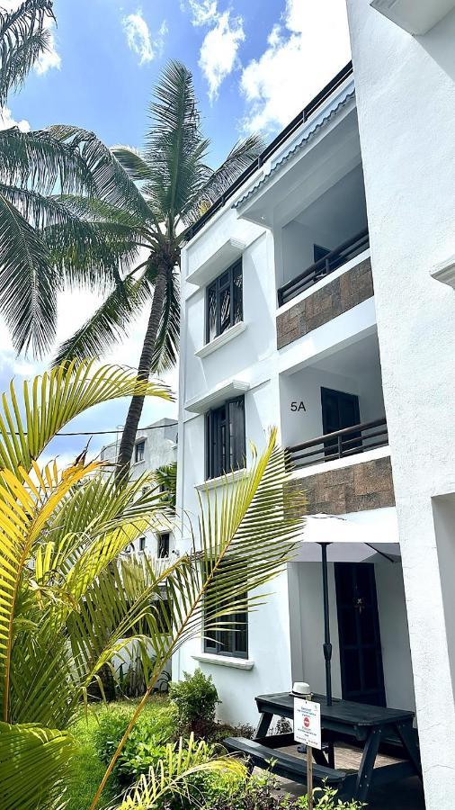 Les Cerisiers - Beach Apartment With Pool, Few Steps To The Beach Flic-en-Flacq Exteriör bild