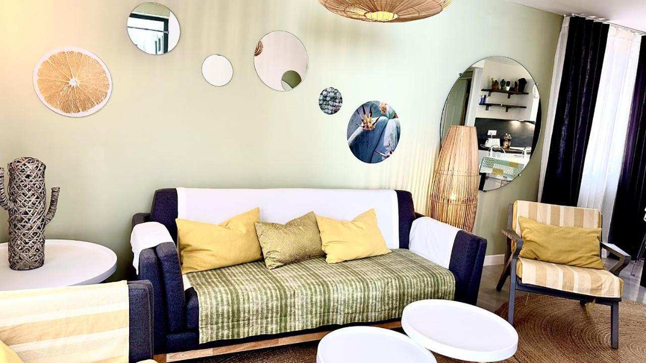 Les Cerisiers - Beach Apartment With Pool, Few Steps To The Beach Flic-en-Flacq Exteriör bild